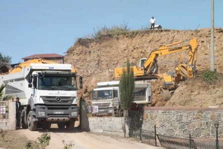 Gülüç'te heyelan tehlikesi oluşturan dağın tıraşlanmasına başlandı