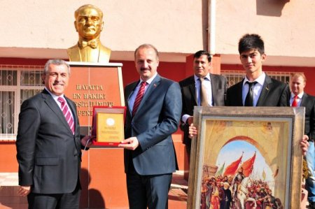 Gülveren Lisesi'nden Başkan Akgül'e teşekkür plaketi