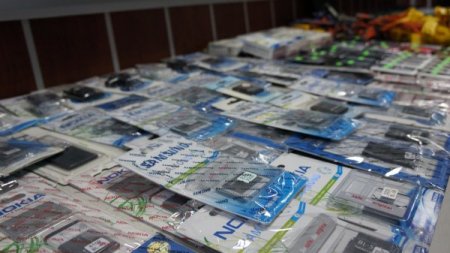 Gümrük kaçağı cep telefonlarını piyasaya süren çete çökertildi: 26 gözaltı