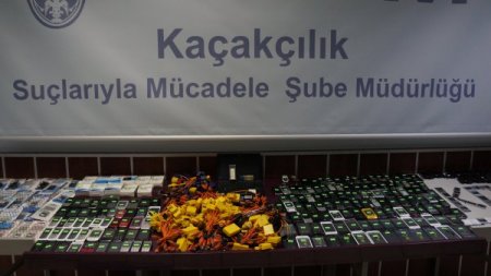 Gümrük kaçağı cep telefonlarını piyasaya süren çete çökertildi: 26 gözaltı
