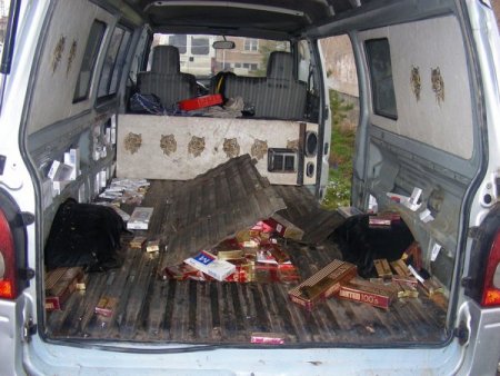 Gümrük kaçağı sigaralar için minibüste özel bölüm oluşturmuşlar