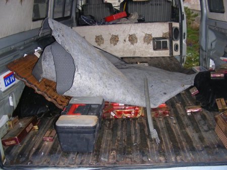 Gümrük kaçağı sigaralar için minibüste özel bölüm oluşturmuşlar