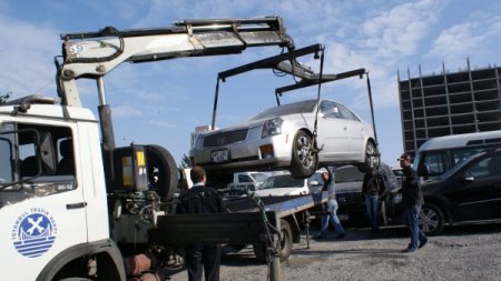 Gümrük operasyonunda el konulan araçlar depoya götürüldü