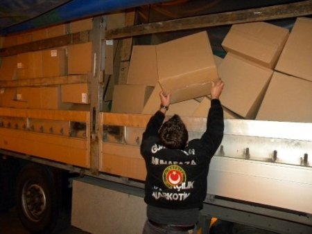 Gümrükte bir TIR dolusu makaron ele geçirildi