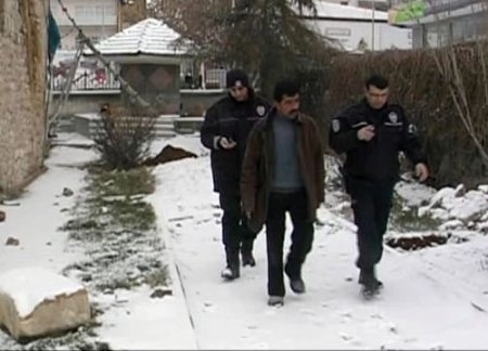 Gün Ortasında Şehrin Göbeğinde Define Kazısı Yaptı, Polis Yakaladı