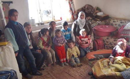 Güncü ailesi, 14 nüfusuyla yıkılmak üzere olan evde yaşıyor
