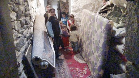 Güncü ailesi, 14 nüfusuyla yıkılmak üzere olan evde yaşıyor