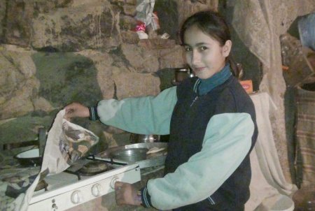 Güncü ailesi, 14 nüfusuyla yıkılmak üzere olan evde yaşıyor