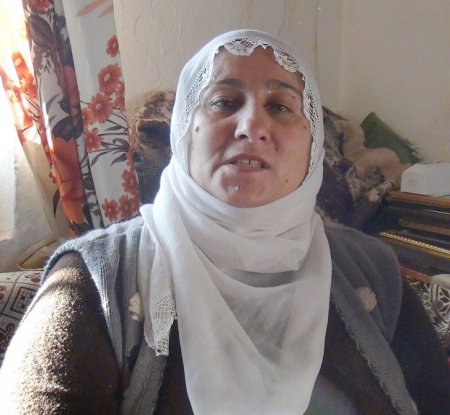 Güncü ailesi, 14 nüfusuyla yıkılmak üzere olan evde yaşıyor