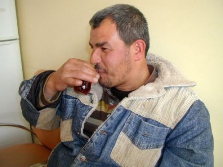 Günde 50-75 Bardak Çay İçiyor
