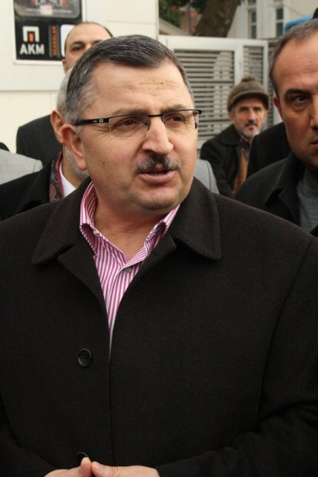 Gündoğdu: Darbecilerin giydirdiği daracık elbiseler bu milletin üzerinde duruyor