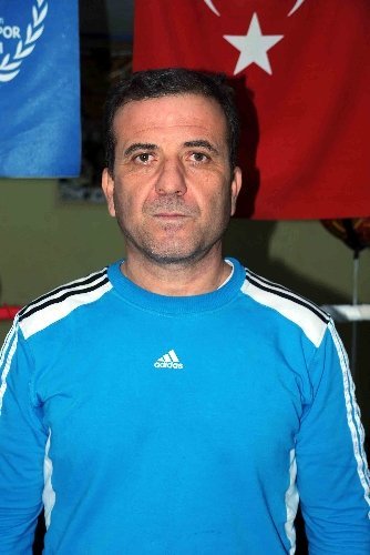 Gündüz kaportacılık akşamları boks antrenörlüğü yapıyor