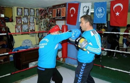 Gündüz kaportacılık akşamları boks antrenörlüğü yapıyor