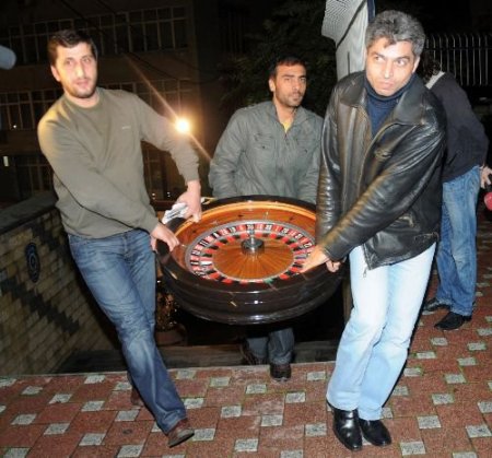Gündüz Kumarhanesi De Polisten Kurtulamadı