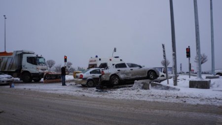 Güne karla uyanan Başkentliler, zor anlar yaşadı