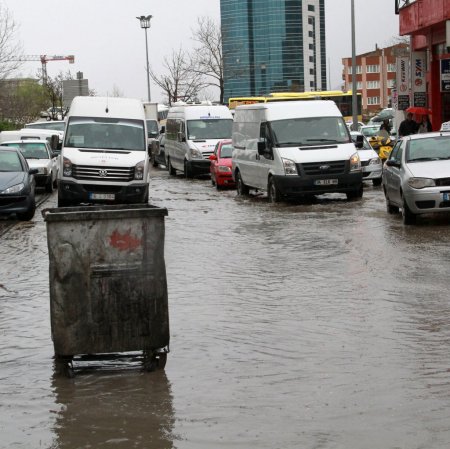 Güne yağmurla uyanan Bursa’da fırtına uyarısı
