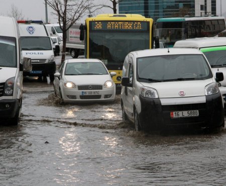 Güne yağmurla uyanan Bursa’da fırtına uyarısı