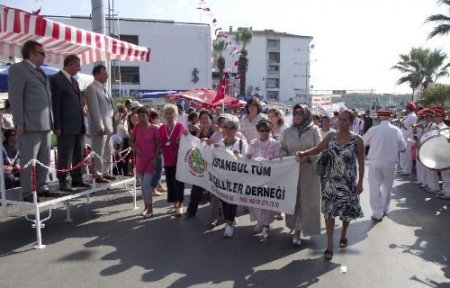 Güneş Altında Bekletilen Engeliler, Alkışla Yetkilileri Protesto Etti
