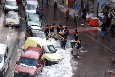 Güneş Çıktı, Yetkililer Çatıdan Düşen Karlara Karşı Uyardı