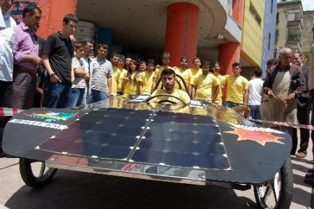 Güneş Enerjisiyle Çalışan Araç Vatandaşların İlgi Odağı Oldu