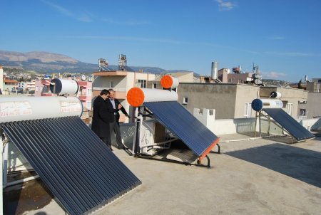 Güneş enerjisiyle kaloriferleri ısıtıyor