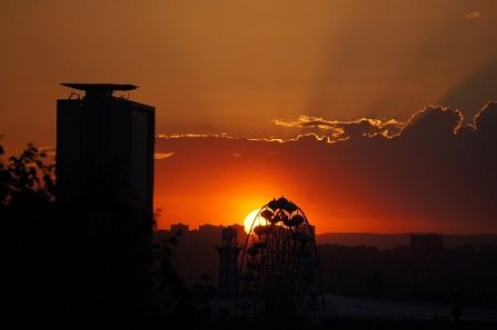 Güneş gurup ederken gökyüzünü renk cümbüşüne çevirdi