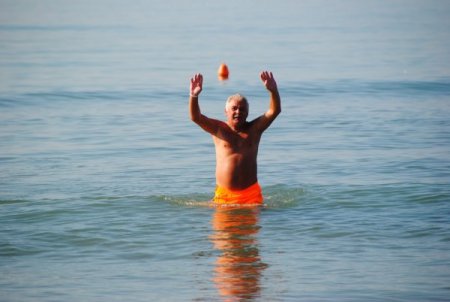 Güneşi gören turistler, denize girdi