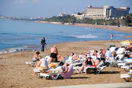 Güneşi gören turistler, denize girdi