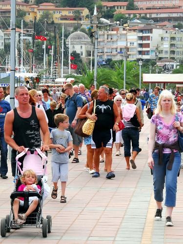 Güneşli Hava Esnafın Yüzünü Güldürdü