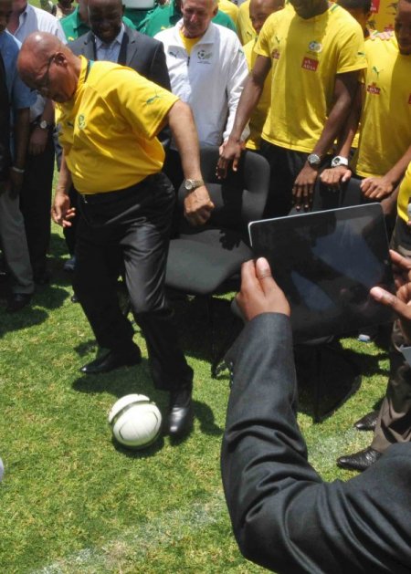 Güney Afrika lideri, Afrika Milli Kupası öncesi topa vurdu