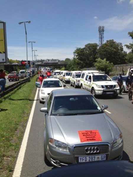 Güney Afrika’da sürücüler paralı otobanı protestosu etti
