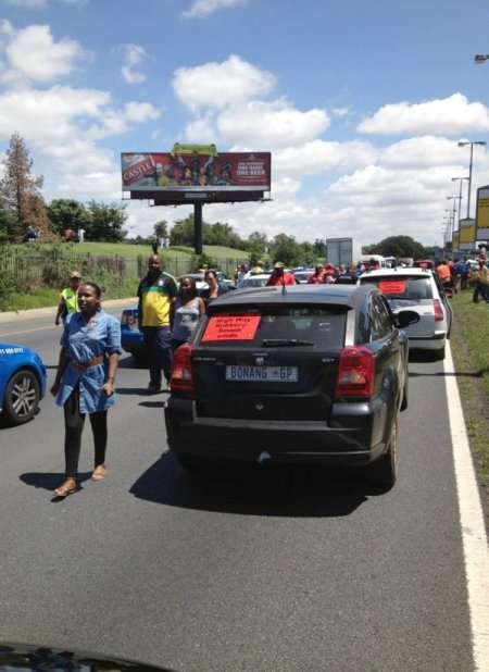 Güney Afrika’da sürücüler paralı otobanı protestosu etti