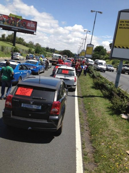 Güney Afrika’da sürücüler paralı otobanı protestosu etti