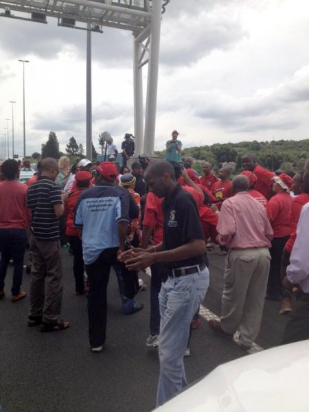 Güney Afrika’da sürücüler paralı otobanı protestosu etti