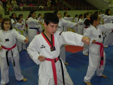 Güney Eğitim Kurumları’nın tekvandocuları, kuşak sınavında ter döktü