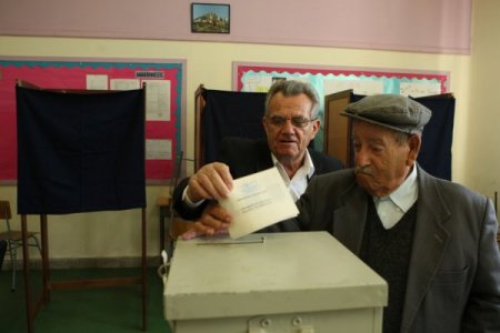 Güney Kıbrıs halkı başkanlık seçimlerinde oy kullanıyor