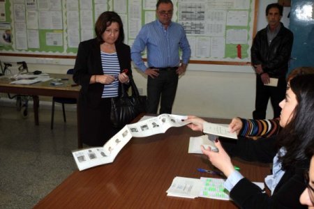 Güney Kıbrıs halkı başkanlık seçimlerinde oy kullanıyor
