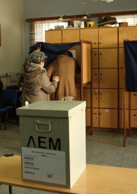 Güney Kıbrıs halkı başkanlık seçimlerinde oy kullanıyor