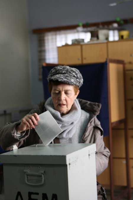 Güney Kıbrıs halkı başkanlık seçimlerinde oy kullanıyor