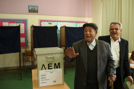Güney Kıbrıs halkı başkanlık seçimlerinde oy kullanıyor