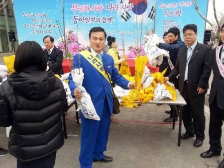 Güney Kore'de bir günde yarım milyon ağaç dikildi