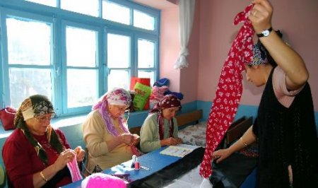 Güney Köyündeki El Sanatları Ve Okuma Yazma Kursuna Bayanlar Yoğun İlgi Gösteriyor