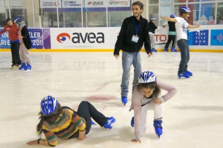 Güneydoğu Ve Karadeniz'den Öğrenciler, Buz Pateninin Zevkini Çıkardı