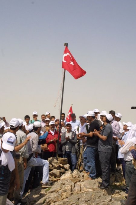 Güneydoğu’nun Kavurucu Sıcaklığında Renkli Zirve Tırmanışı