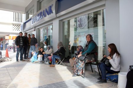 Günlerdir banka önünde ev nöbeti tutuyorlar