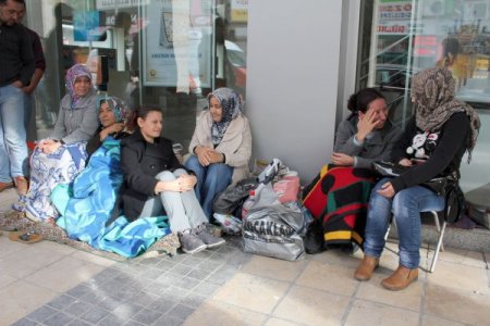 Günlerdir banka önünde ev nöbeti tutuyorlar