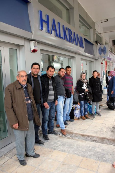 Günlerdir banka önünde ev nöbeti tutuyorlar