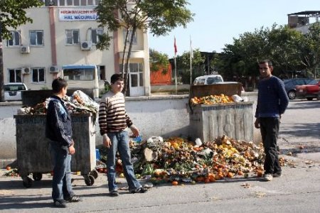 Günlerdir Toplanmayan Çöpler Hal Esnafının Tepkisine Neden Oluyor