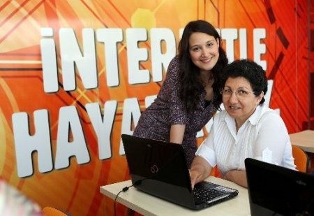 Gupse Özay, 'İnternetle Hayat Kolay' kursiyerlerinin eğitimine katıldı