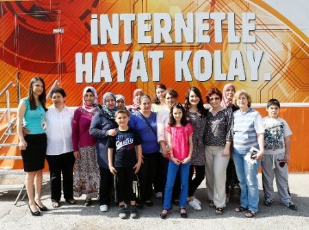 Gupse Özay, 'İnternetle Hayat Kolay' kursiyerlerinin eğitimine katıldı